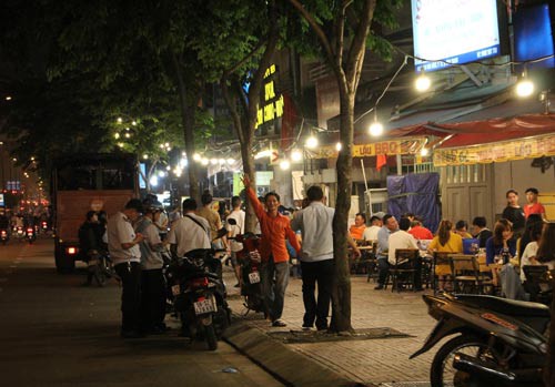 TP HCM: Vỉa h&egrave; lại bị chiếm - Ảnh 1.