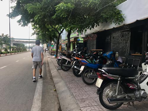 TP HCM: Vỉa h&egrave; lại bị chiếm - Ảnh 3.