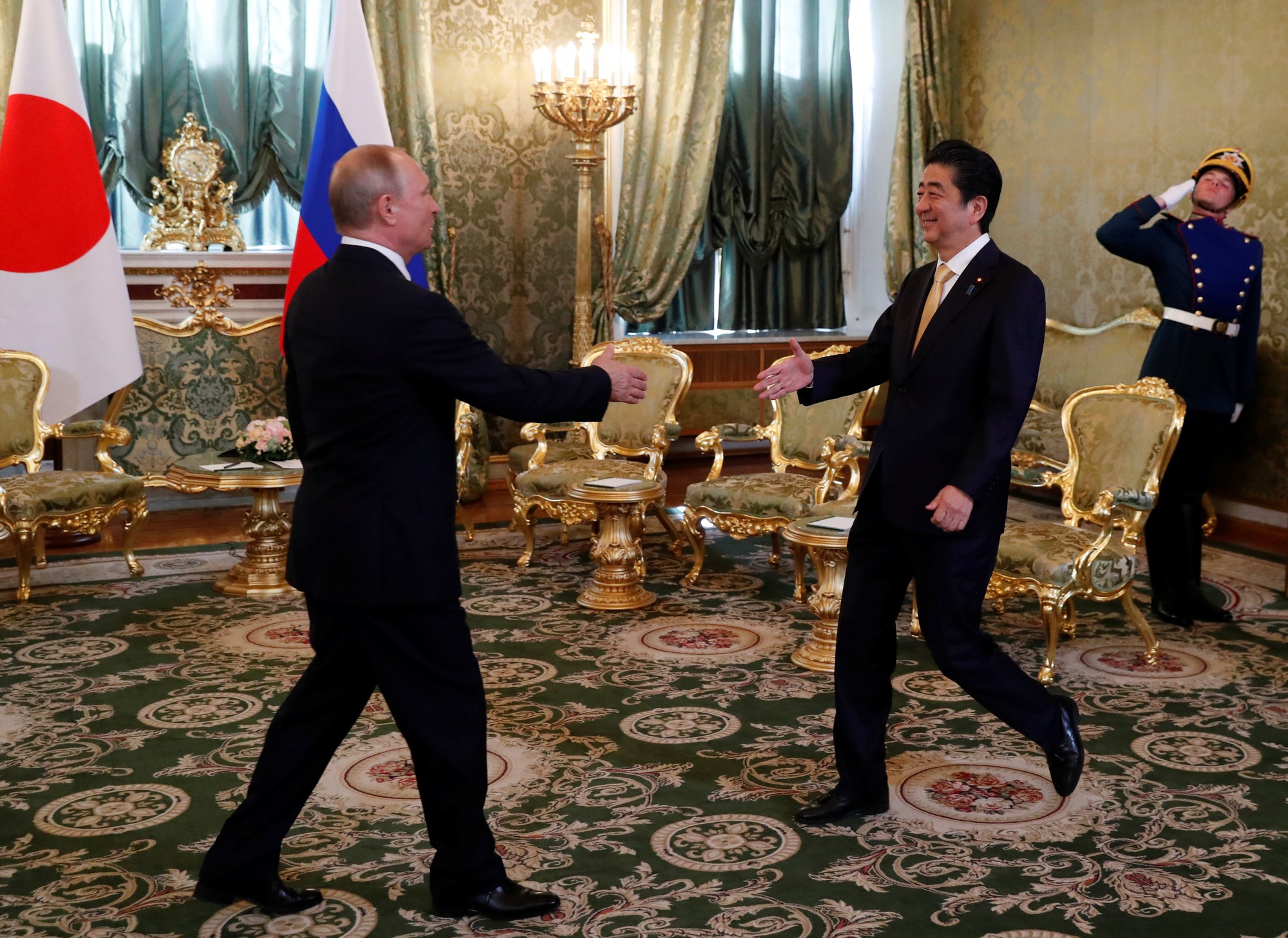 Tổng thống Putin c&ugrave;ng &ocirc;ng Abe gọi video ra ngo&agrave;i vũ trụ từ Kremlin - Ảnh 2.