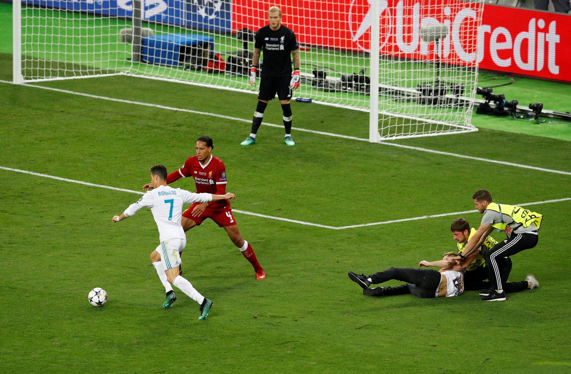 Real Madrid v&ocirc; địch, Bale v&agrave; Ronaldo ra tối hậu thư chia tay - Ảnh 4.