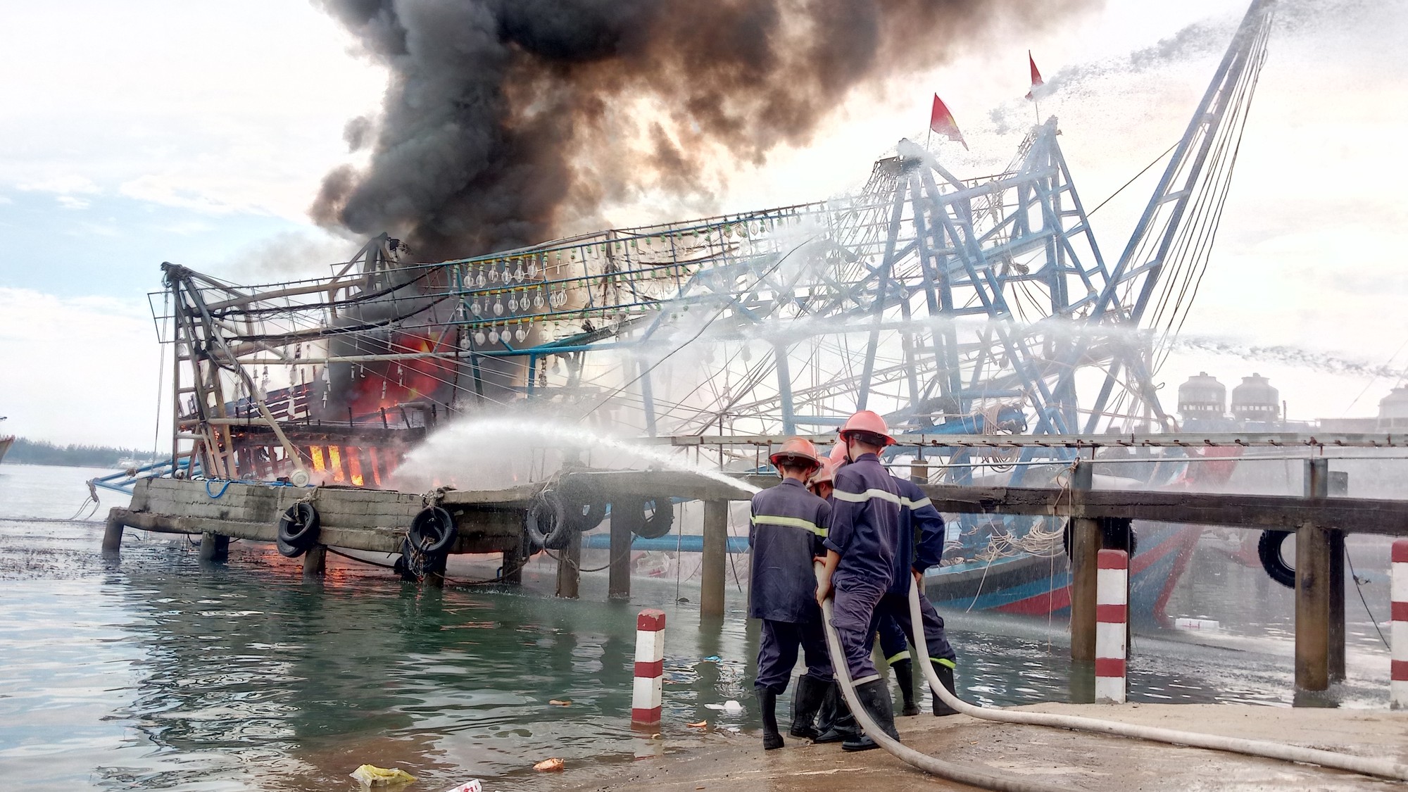 Quảng Nam: T&agrave;u c&acirc;u mực ch&aacute;y dữ dội, 10 tỉ đồng th&agrave;nh tro - Ảnh 5.