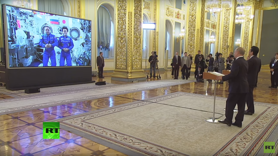 Tổng thống Putin cùng ông Abe gọi video ra ngoài vũ trụ từ Kremlin