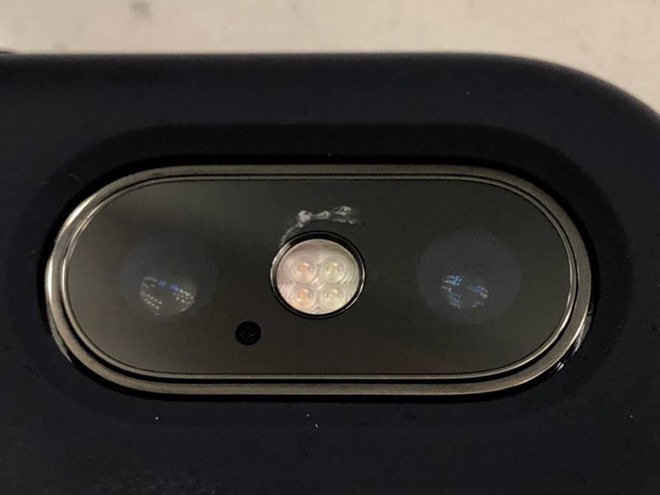 Vỡ k&iacute;nh camera iPhone X, ph&iacute; sửa bằng tiền mua iPhone 7 - Ảnh 1.