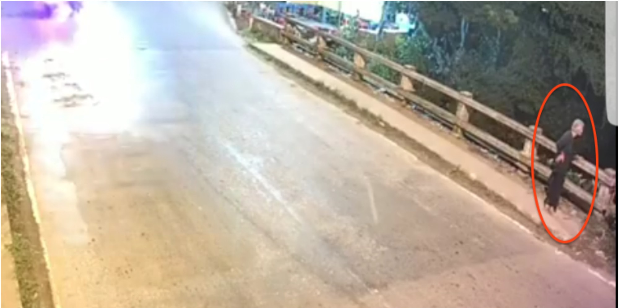 Chạy xe như bay tông một phụ nữ rơi xuống sông tử vong