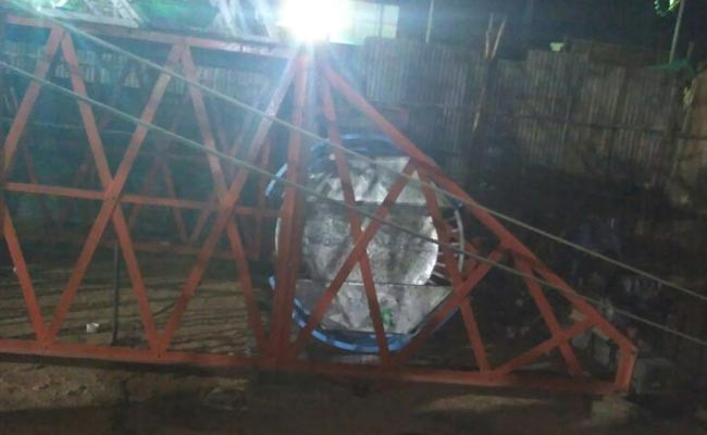 Bị xe tải 18 bánh đè trúng, tài xế xe hơi thoát chết kỳ diệu - Ảnh 3.