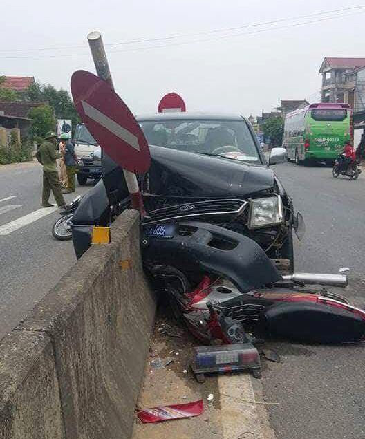 Tai nạn liên hoàn với xe ô tô biển xanh, 2 người nguy kịch - Ảnh 1.