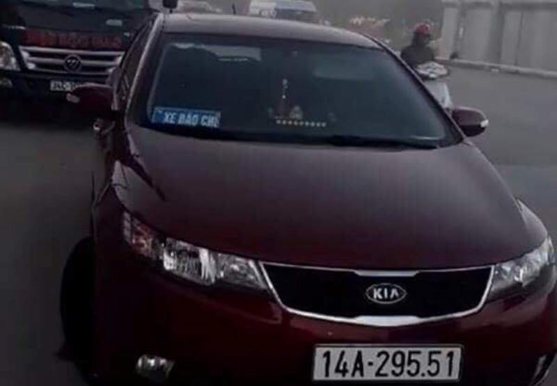 Đình chỉ 3 cán bộ quản lý thị trường đi xe ô tô lạ, đề "Xe báo chí"