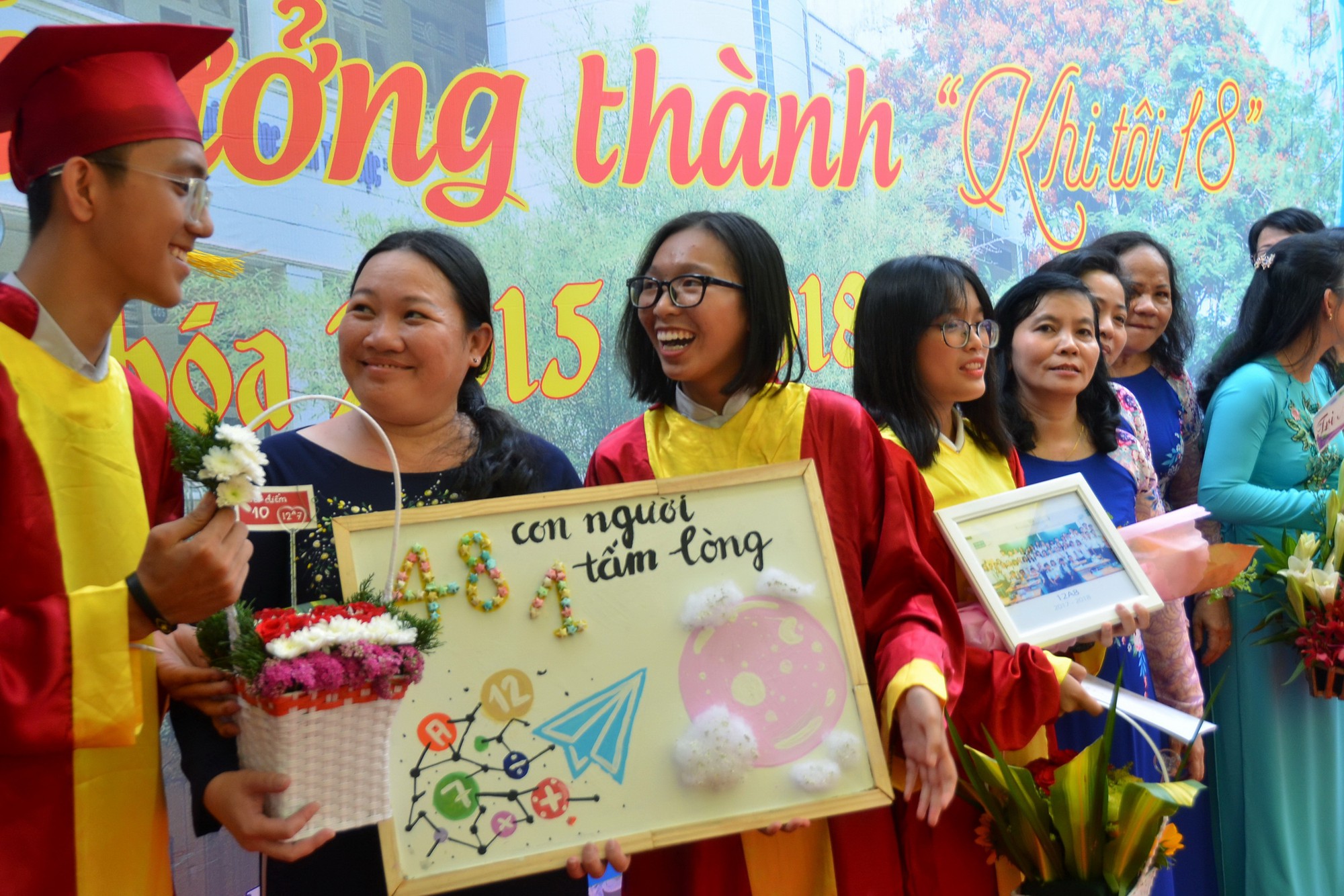 Gi&acirc;y ph&uacute;t x&uacute;c động tri &acirc;n cha mẹ, thầy c&ocirc; - Ảnh 10.