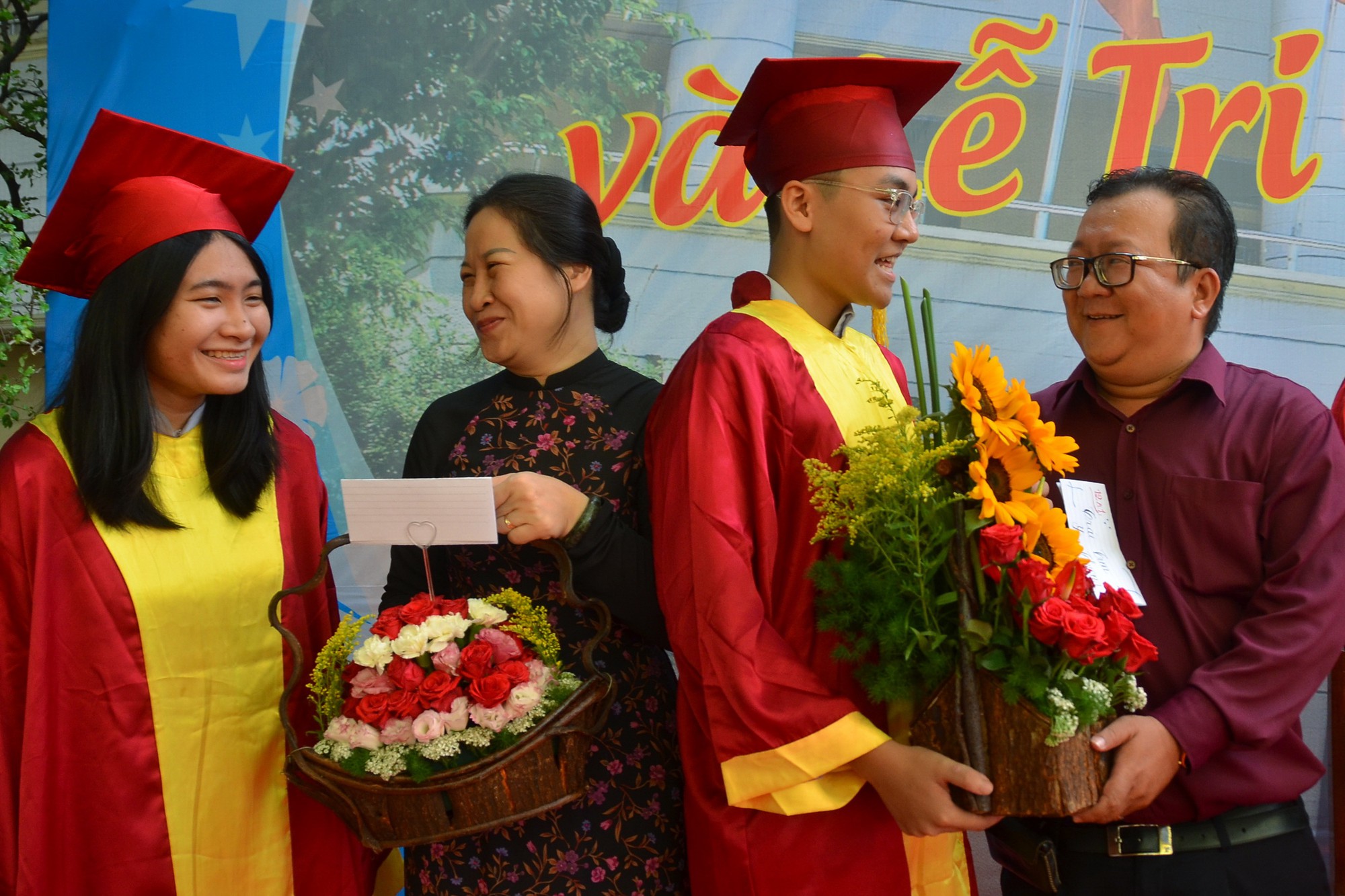 Gi&acirc;y ph&uacute;t x&uacute;c động tri &acirc;n cha mẹ, thầy c&ocirc; - Ảnh 9.