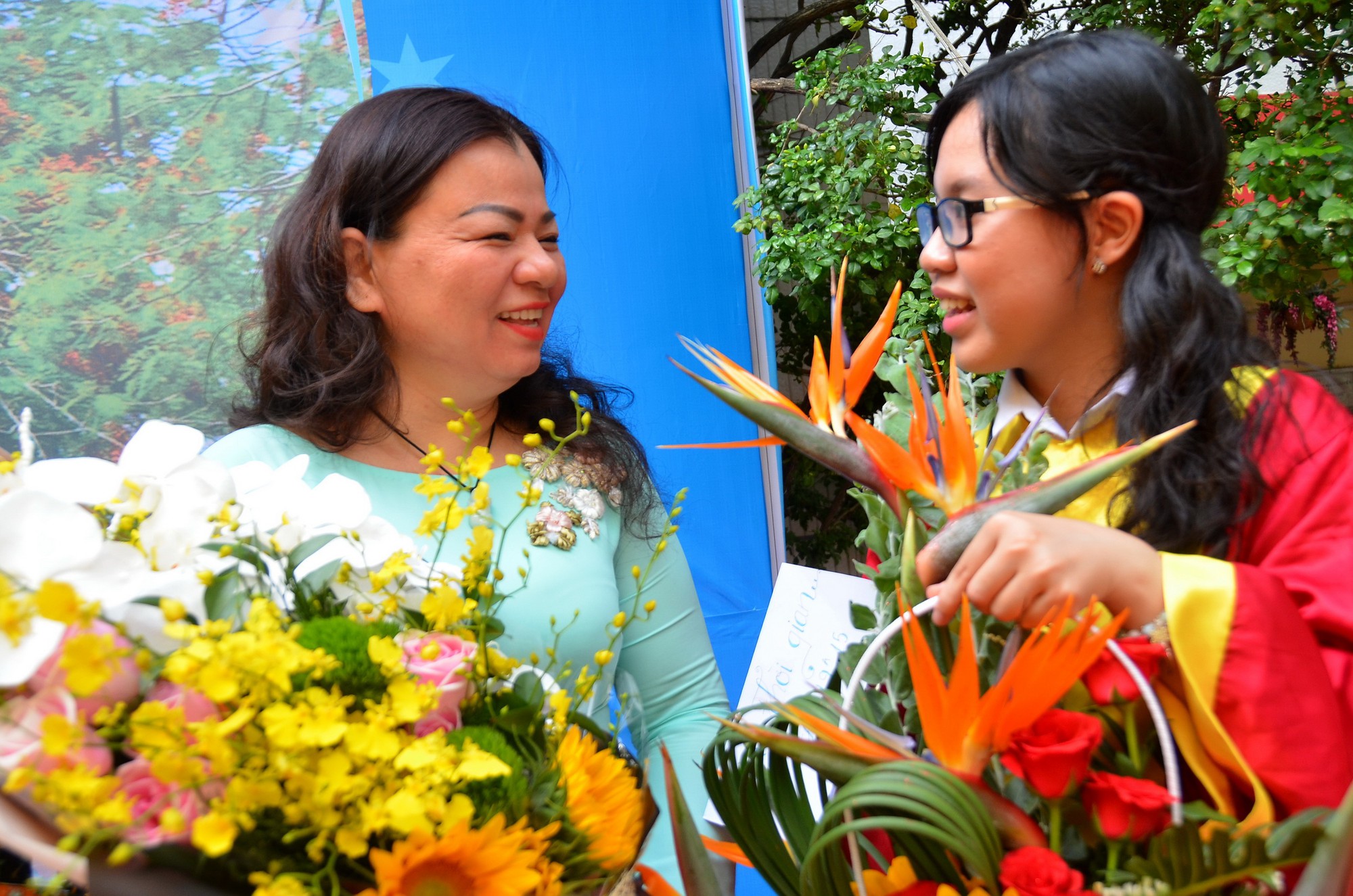 Gi&acirc;y ph&uacute;t x&uacute;c động tri &acirc;n cha mẹ, thầy c&ocirc; - Ảnh 7.