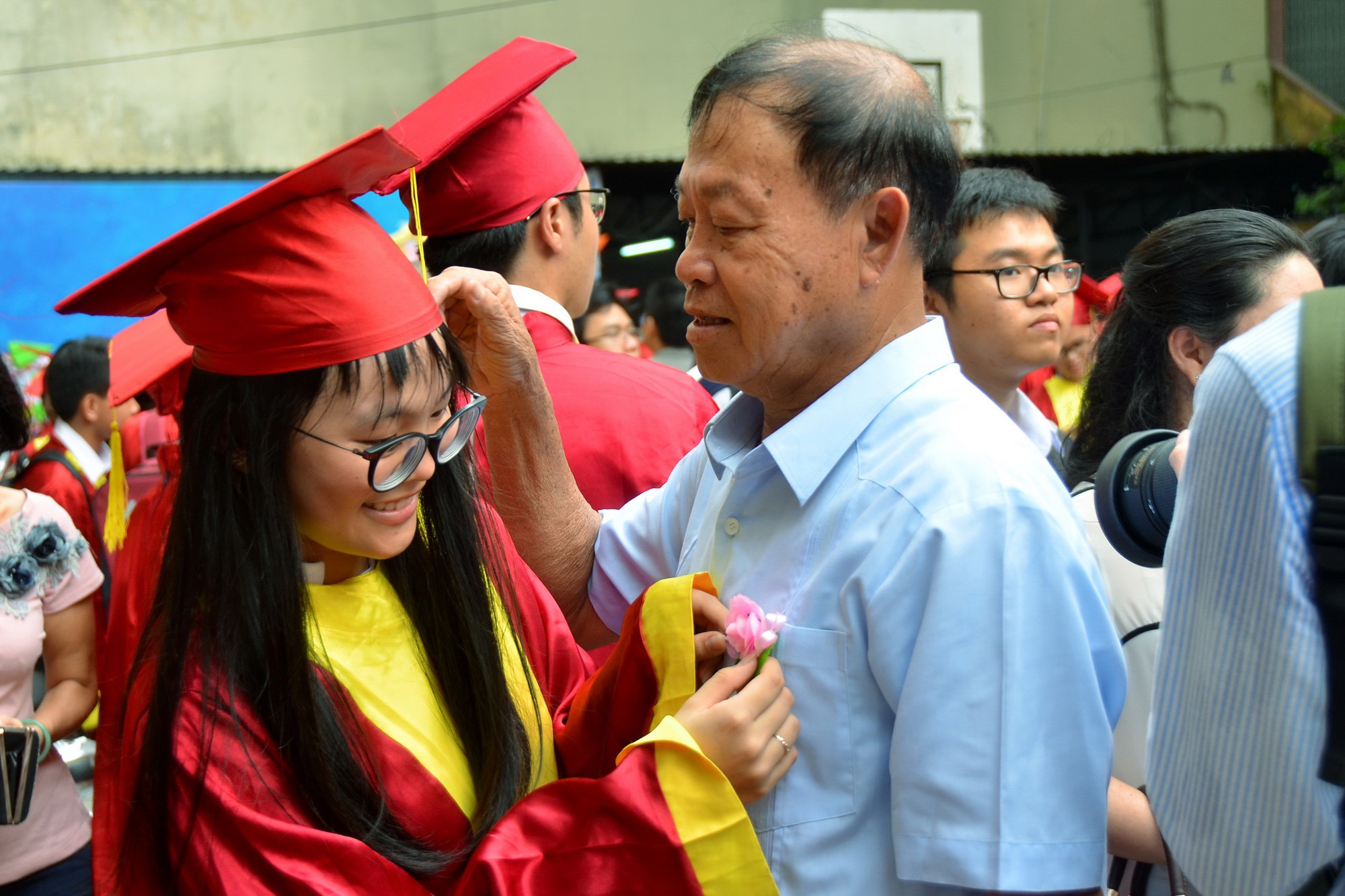 Gi&acirc;y ph&uacute;t x&uacute;c động tri &acirc;n cha mẹ, thầy c&ocirc; - Ảnh 4.