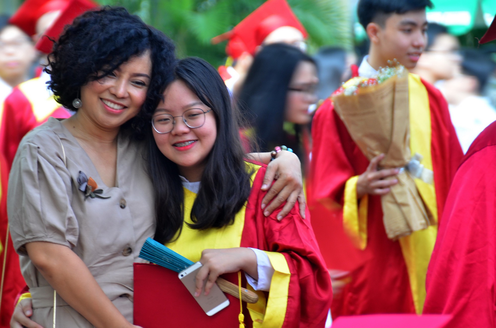 Gi&acirc;y ph&uacute;t x&uacute;c động tri &acirc;n cha mẹ, thầy c&ocirc; - Ảnh 3.