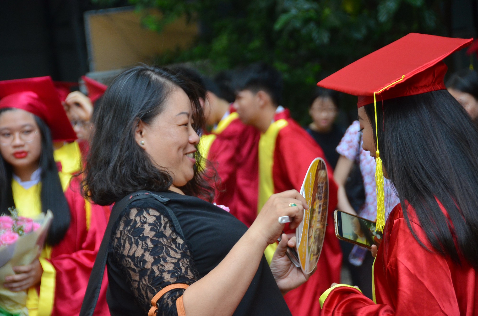 Gi&acirc;y ph&uacute;t x&uacute;c động tri &acirc;n cha mẹ, thầy c&ocirc; - Ảnh 2.