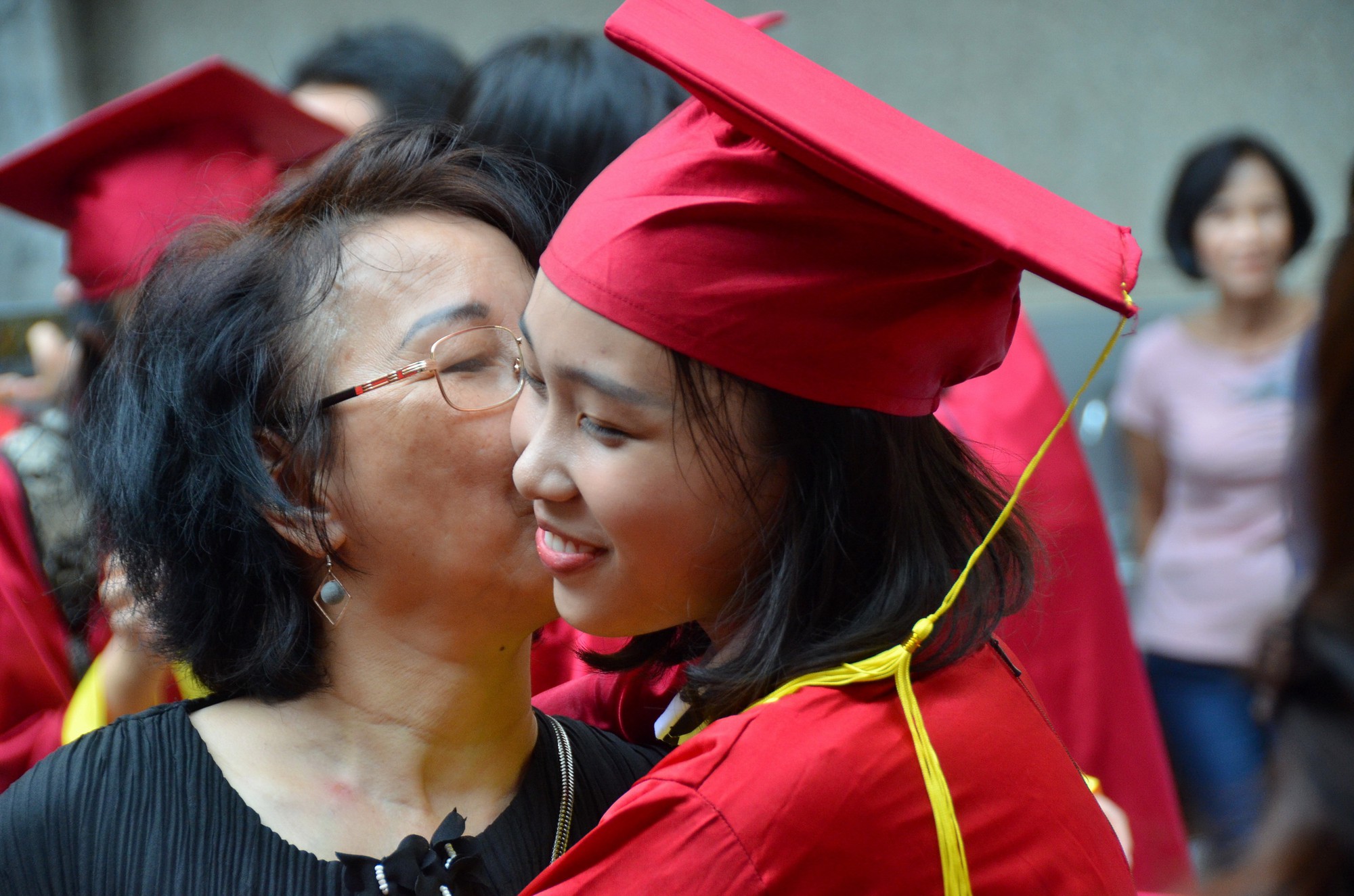 Gi&acirc;y ph&uacute;t x&uacute;c động tri &acirc;n cha mẹ, thầy c&ocirc; - Ảnh 1.