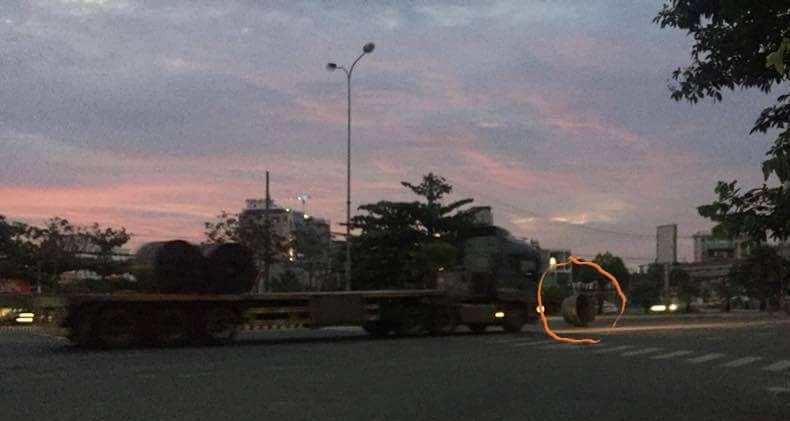 Truy tìm xe đầu kéo nhả 4 cuộn thép lăn lóc giữa đường phố Đà Nẵng - Ảnh 1.