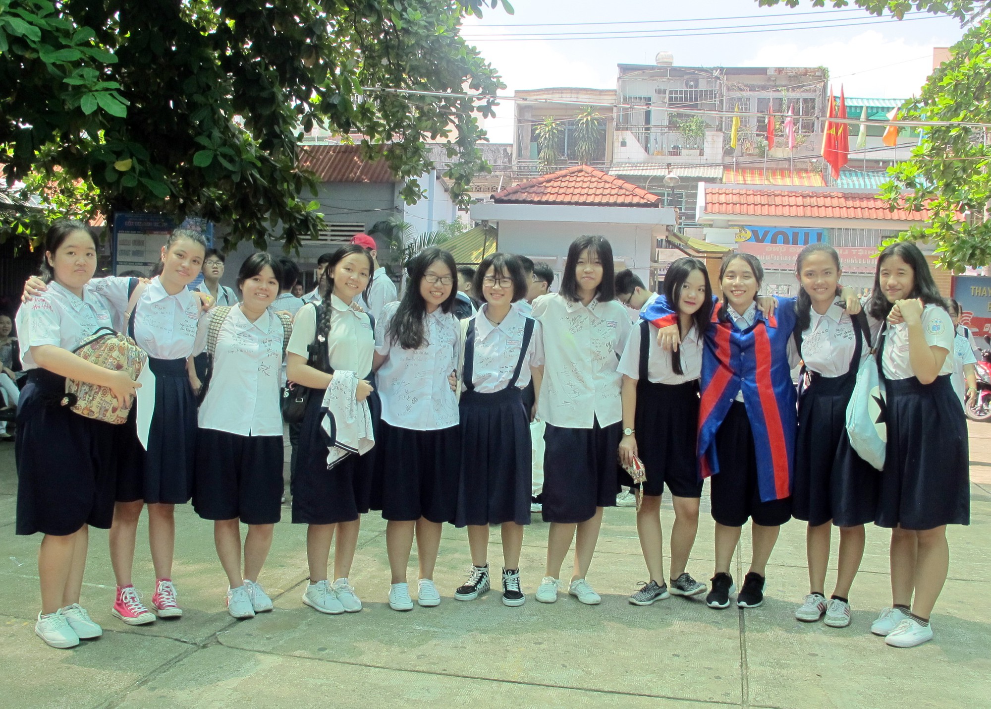 Học sinh lớp 9 lưu luyến chia tay bạn b&egrave;, bước v&agrave;o m&ugrave;a thi - Ảnh 15.