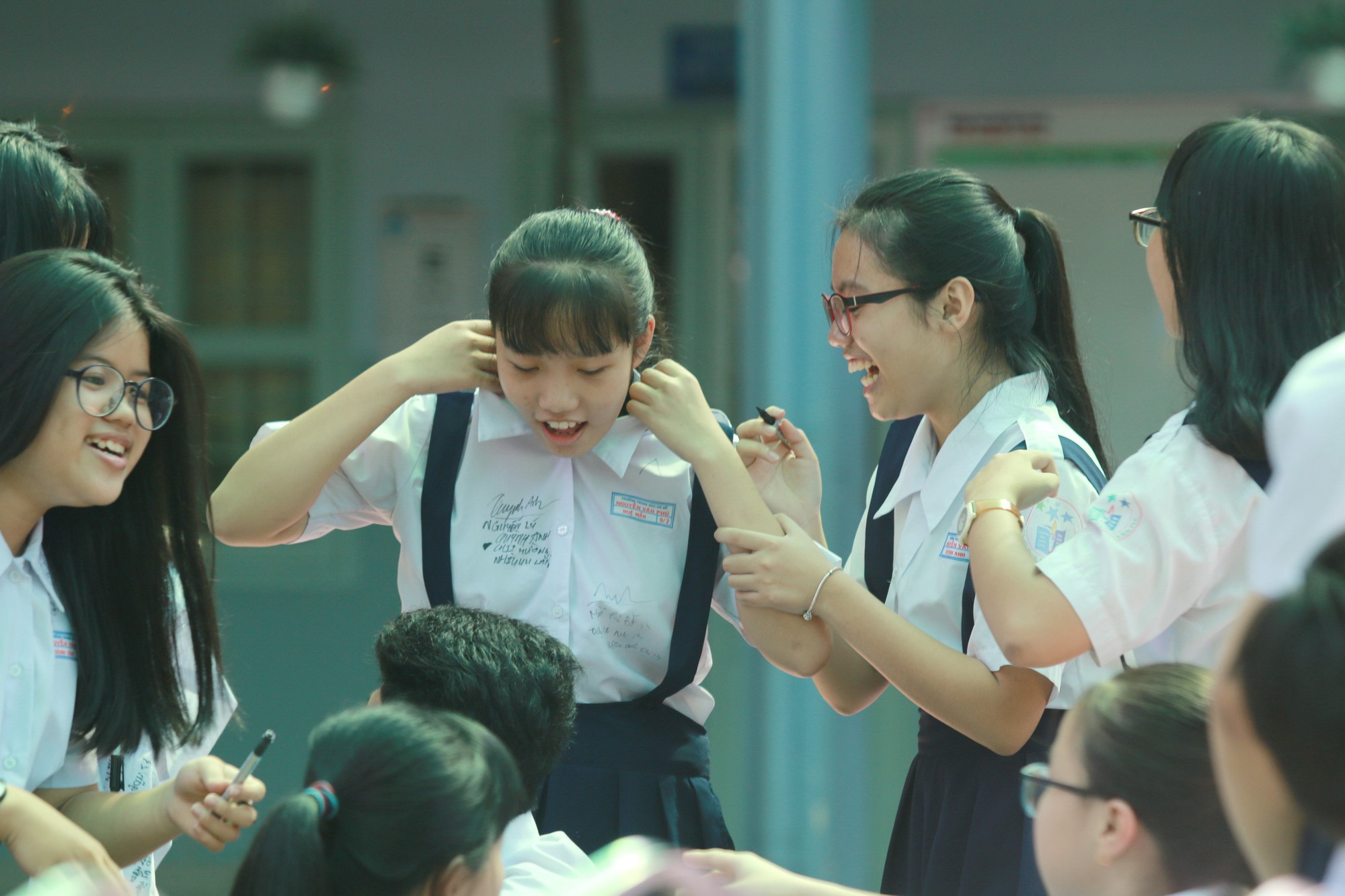Học sinh lớp 9 lưu luyến chia tay bạn b&egrave;, bước v&agrave;o m&ugrave;a thi - Ảnh 10.