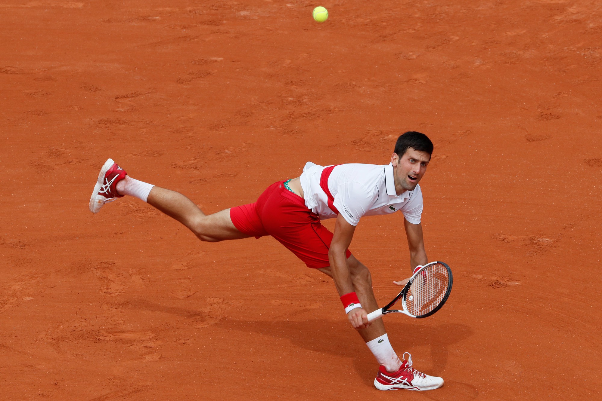 Wawrinka thua sốc, Djokovic lập kỷ lục - Ảnh 2.