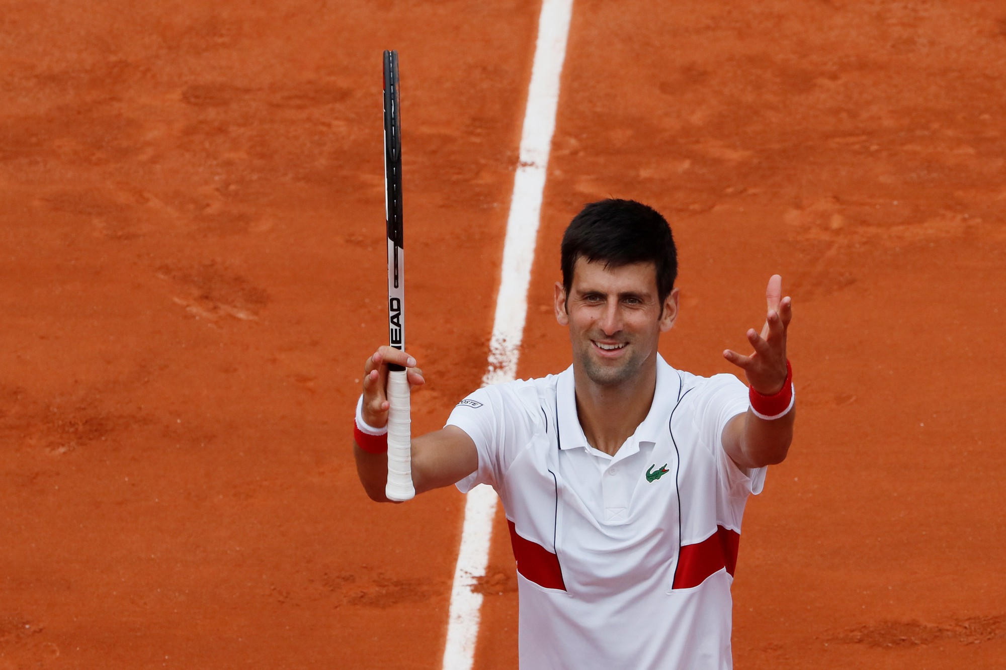 Wawrinka thua sốc, Djokovic lập kỷ lục