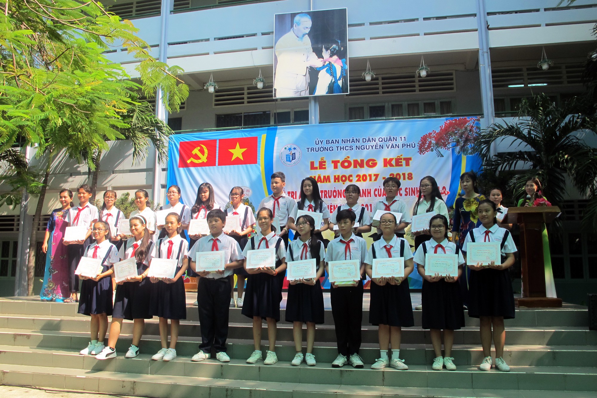 Học sinh lớp 9 lưu luyến chia tay bạn b&egrave;, bước v&agrave;o m&ugrave;a thi - Ảnh 1.