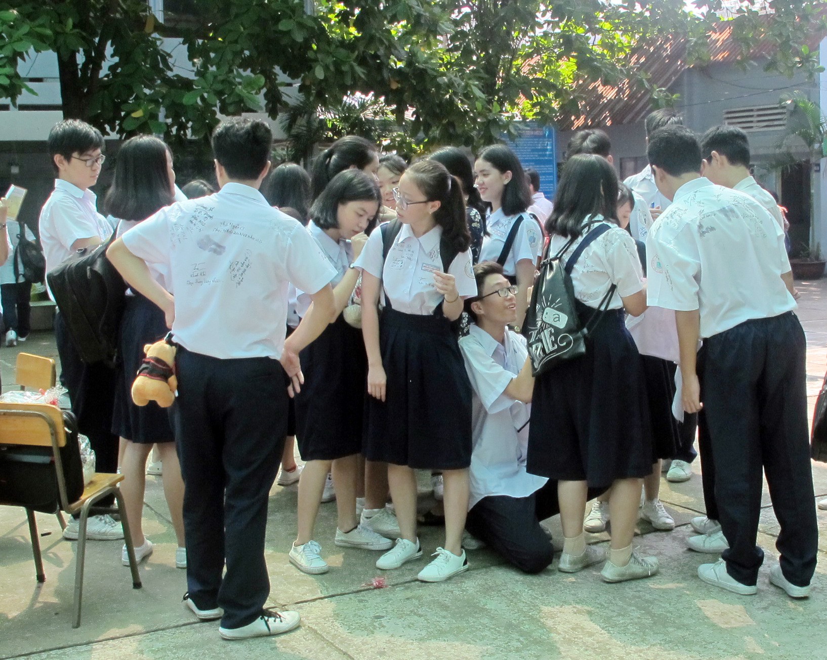 Học sinh lớp 9 lưu luyến chia tay bạn b&egrave;, bước v&agrave;o m&ugrave;a thi - Ảnh 9.