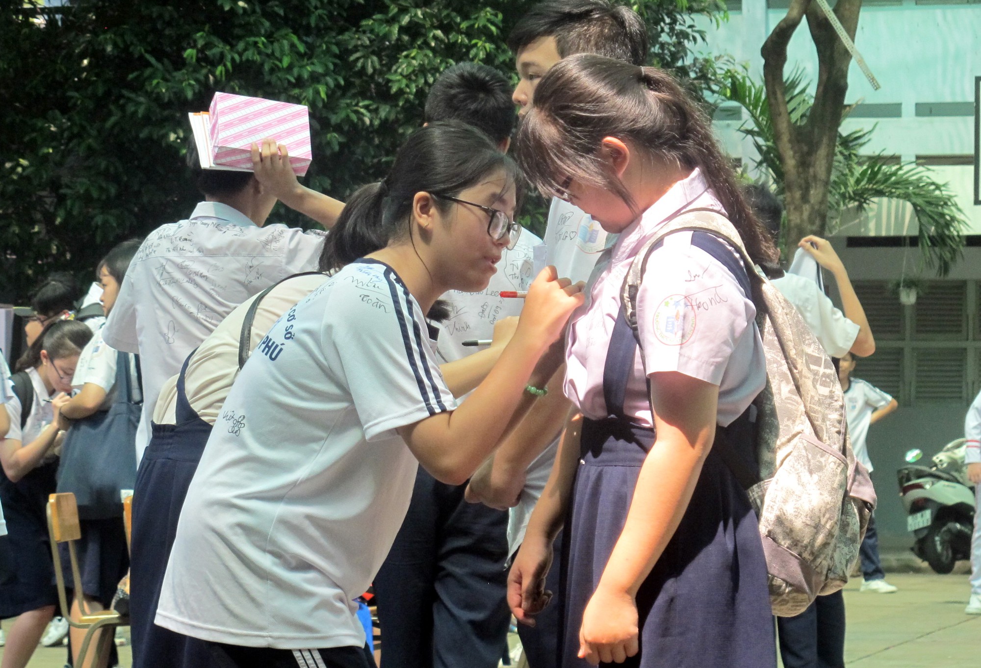 Học sinh lớp 9 lưu luyến chia tay bạn b&egrave;, bước v&agrave;o m&ugrave;a thi - Ảnh 5.