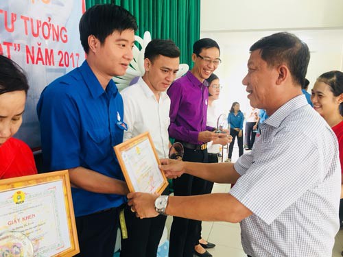 Tuyên dương CNVC-LĐ và doanh nghiệp tiêu biểu