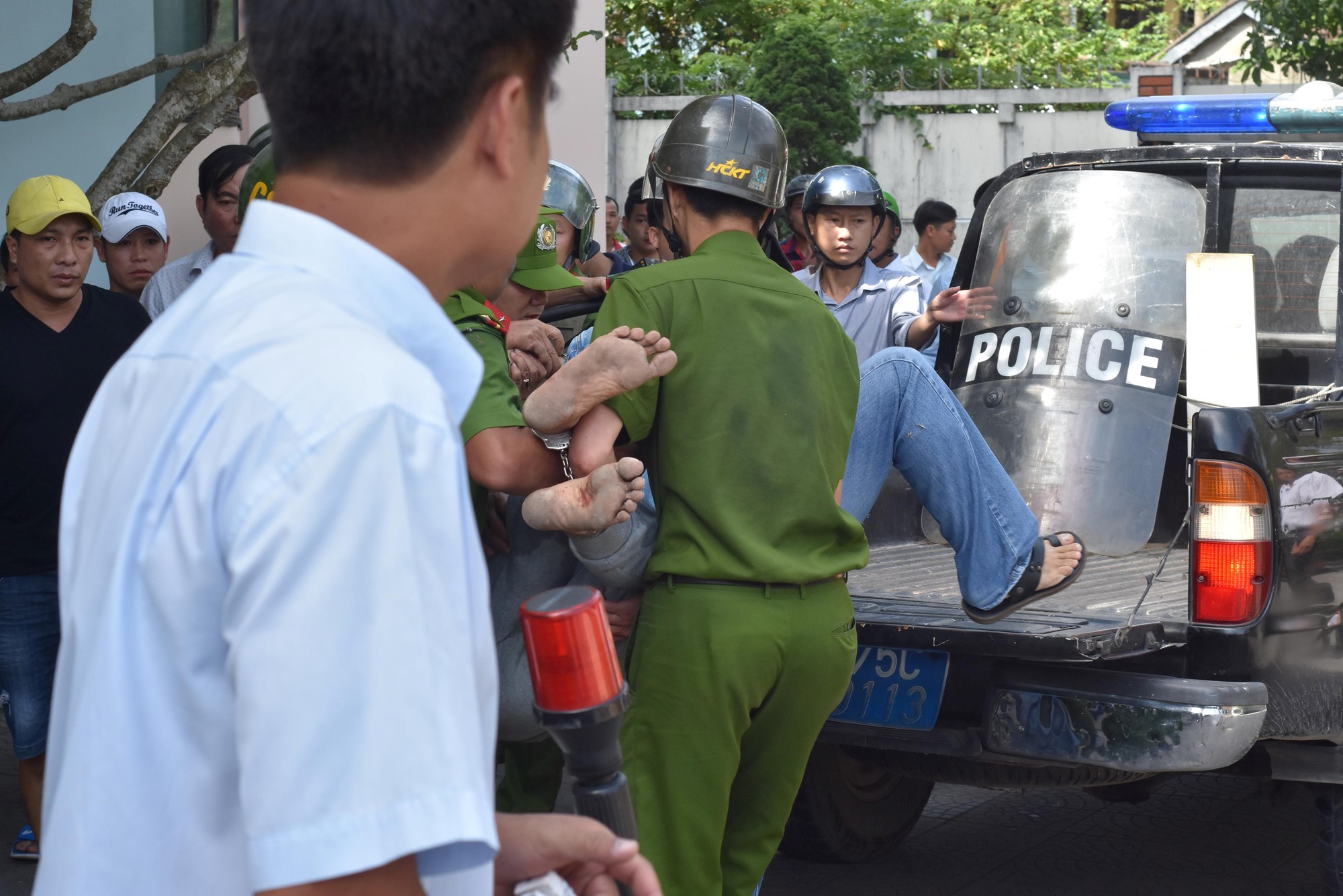 Giải cứu nữ nhân viên bị thanh niên xông vào công ty dùng dao khống chế
