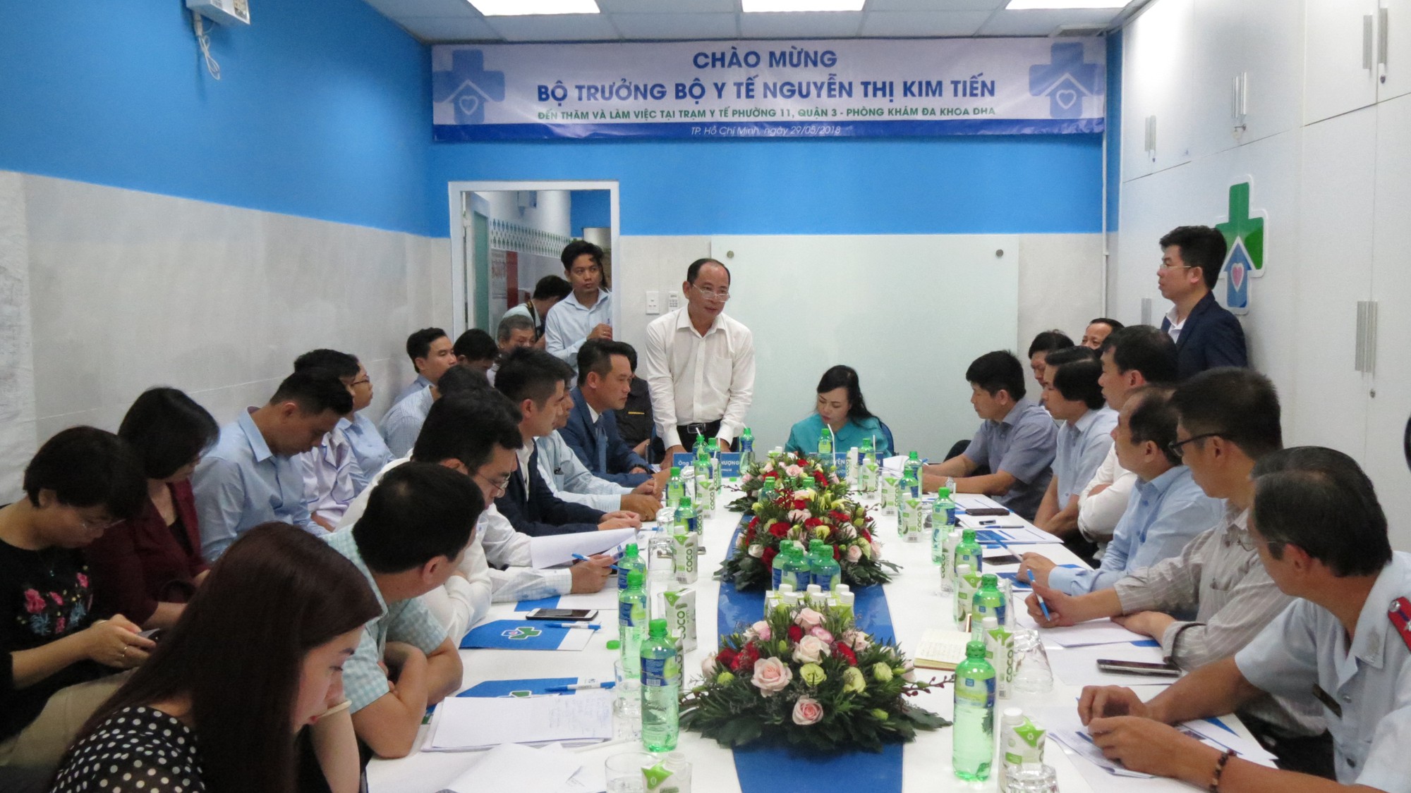 Bộ trưởng Bộ Y tế đến thăm và làm việc tại trạm y tế, phòng khám DHA Medic - Ảnh 1.