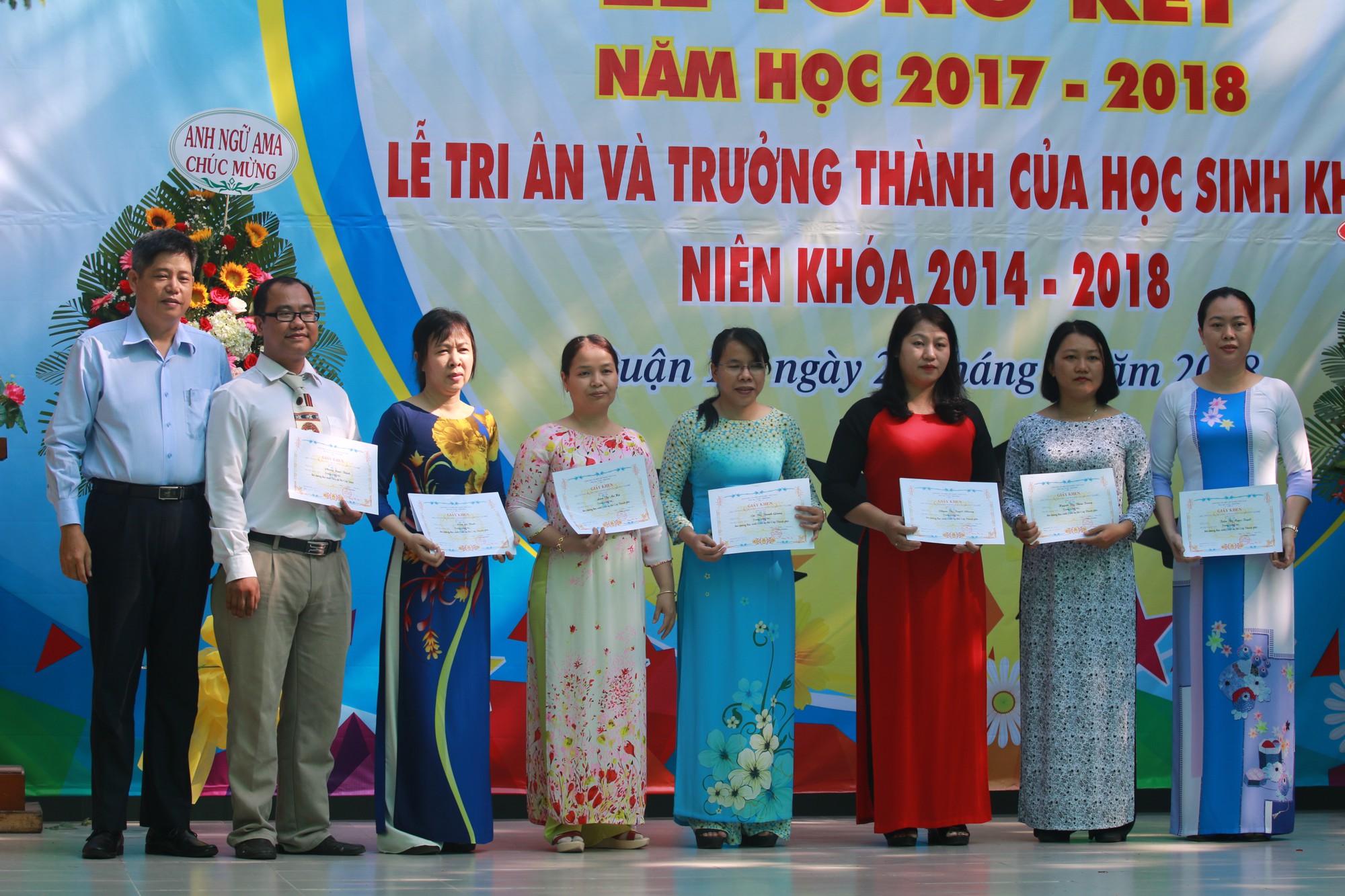 Học sinh lớp 9 lưu luyến chia tay bạn b&egrave;, bước v&agrave;o m&ugrave;a thi - Ảnh 2.