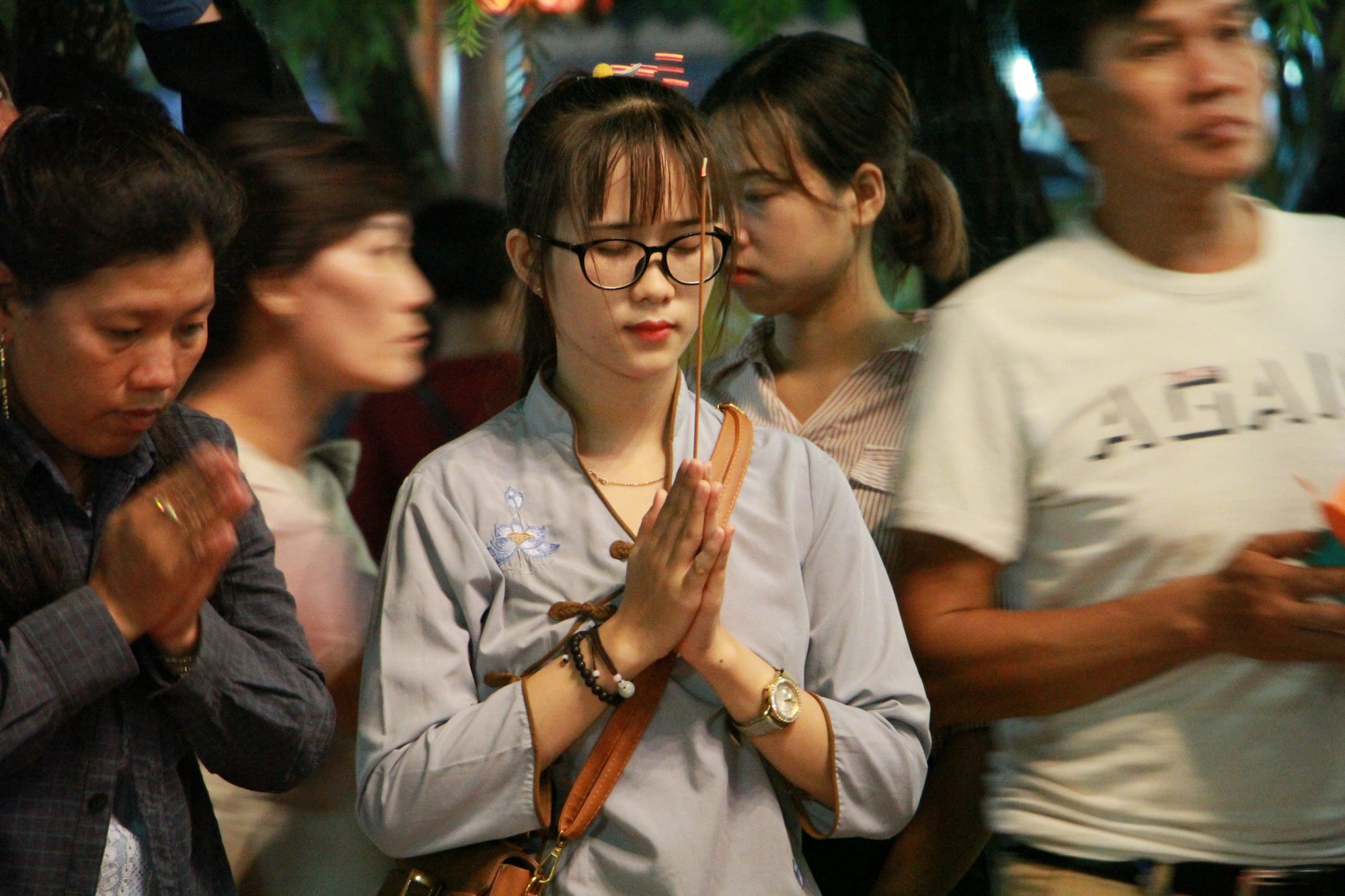 Hàng ngàn hoa đăng trên sông Sài Gòn trong ngày lễ Phật đản - Ảnh 5.