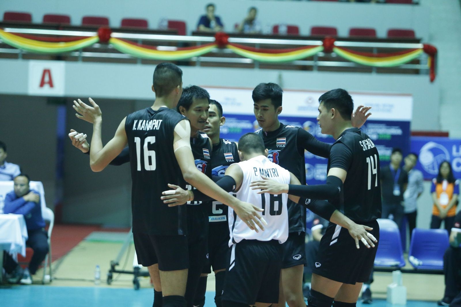 Hạ k&igrave;nh địch Th&aacute;i Lan, b&oacute;ng chuyền nam Việt Nam g&acirc;y sốc - Ảnh 2.