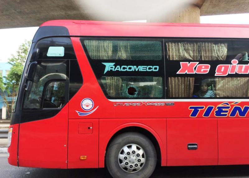 Nh&oacute;m bịt mặt n&eacute;m đ&aacute; xe kh&aacute;ch, 3 h&agrave;nh kh&aacute;ch bị thương - Ảnh 3.