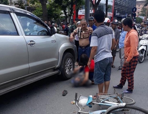 Khởi tố tài xế xe bán tải lùi xe cán chết người