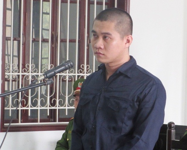 Mang xăng đến nhà, ép bạn gái cùng tự thiêu