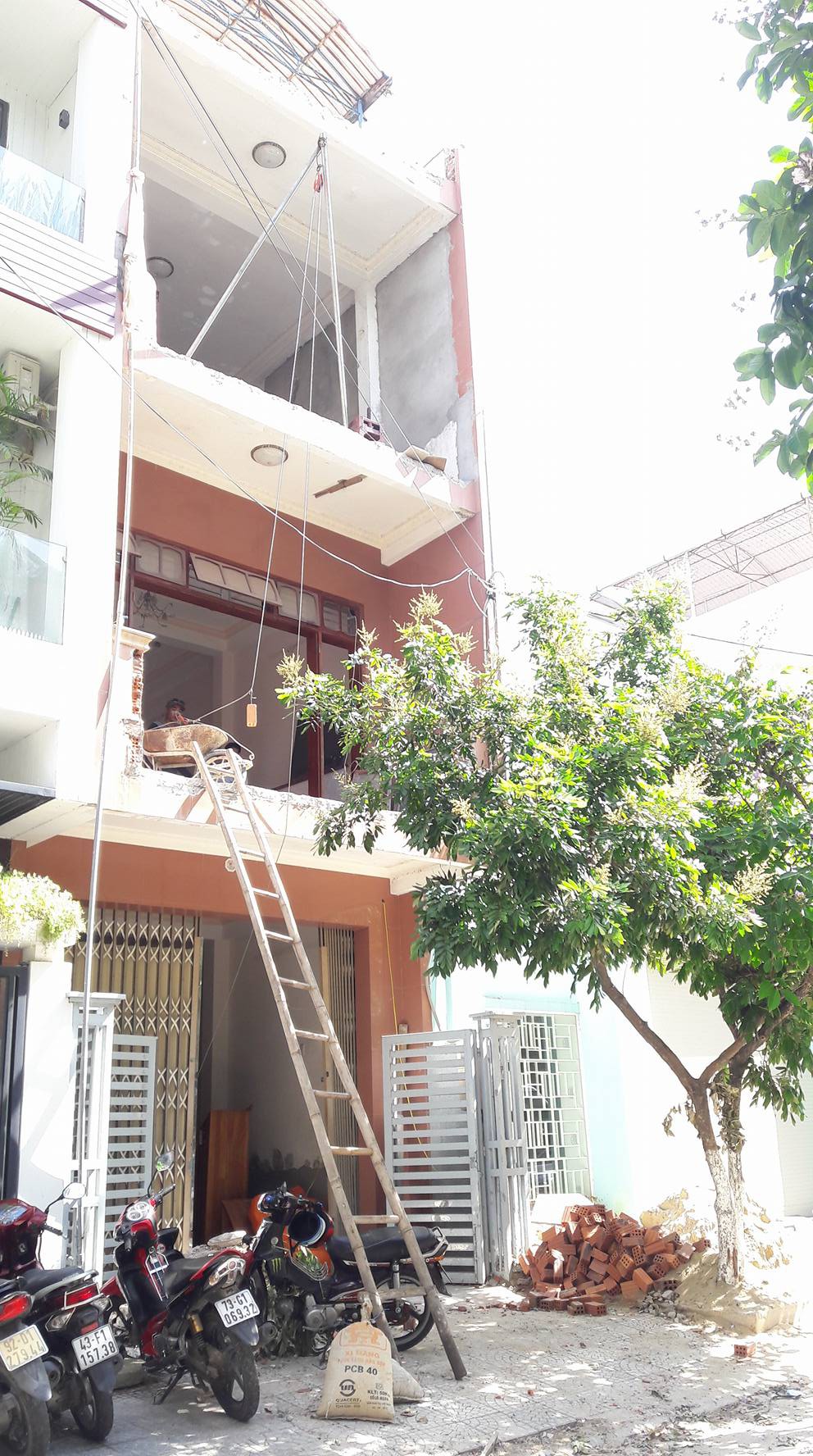 Truy tìm nam thanh niên vác thang đi ăn trộm giữa trung tâm thành phố - Ảnh 1.