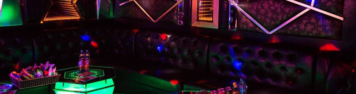 Tiệc sinh nhật của quý bà khiến nam tiếp viên karaoke tái mặt
