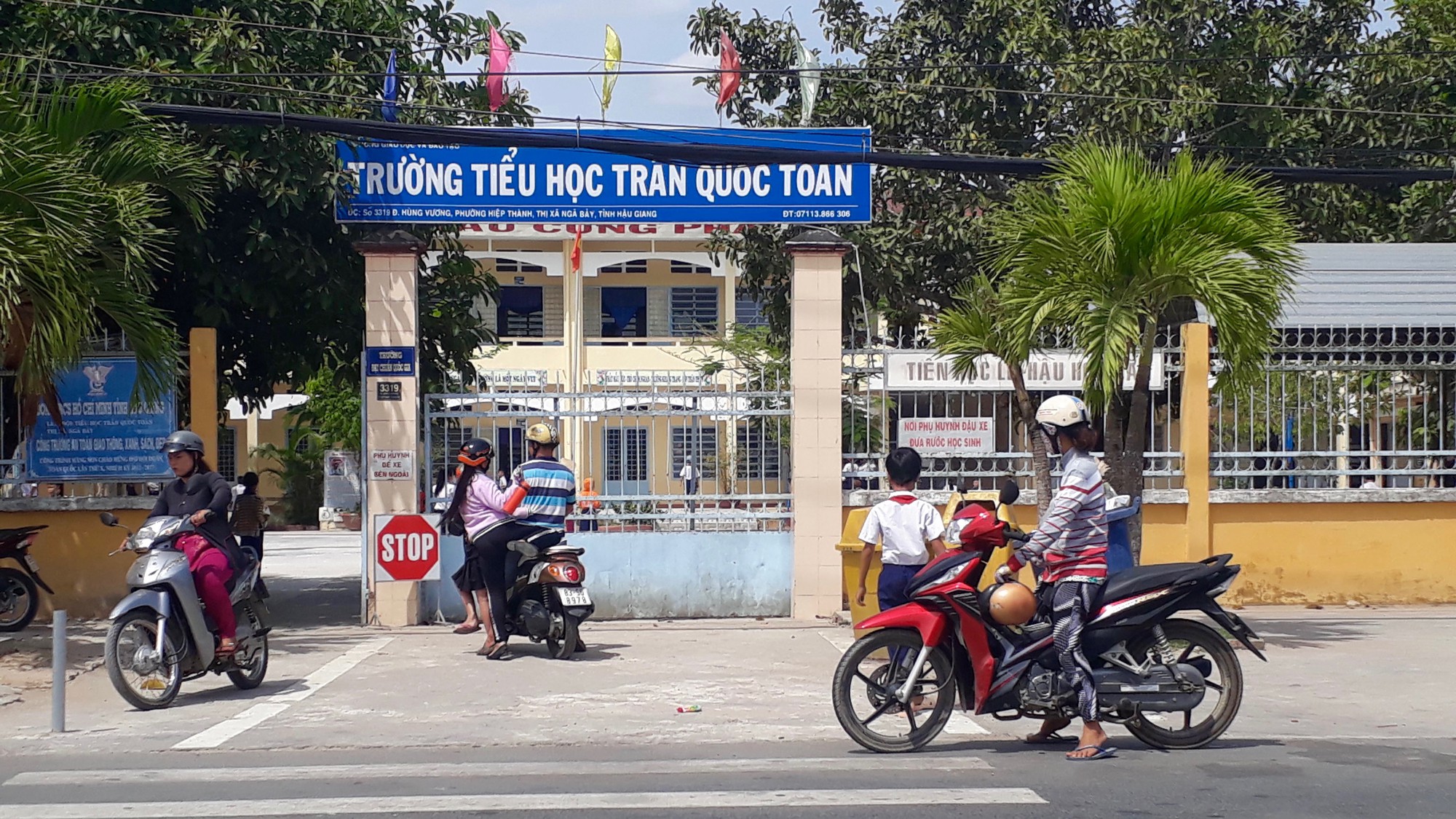Làm rõ vụ cô giáo mắng HS là “đồ quỷ”, thầy giáo choàng vai nữ sinh