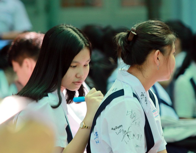 Học sinh lớp 9 lưu luyến chia tay bạn bè, bước vào mùa thi