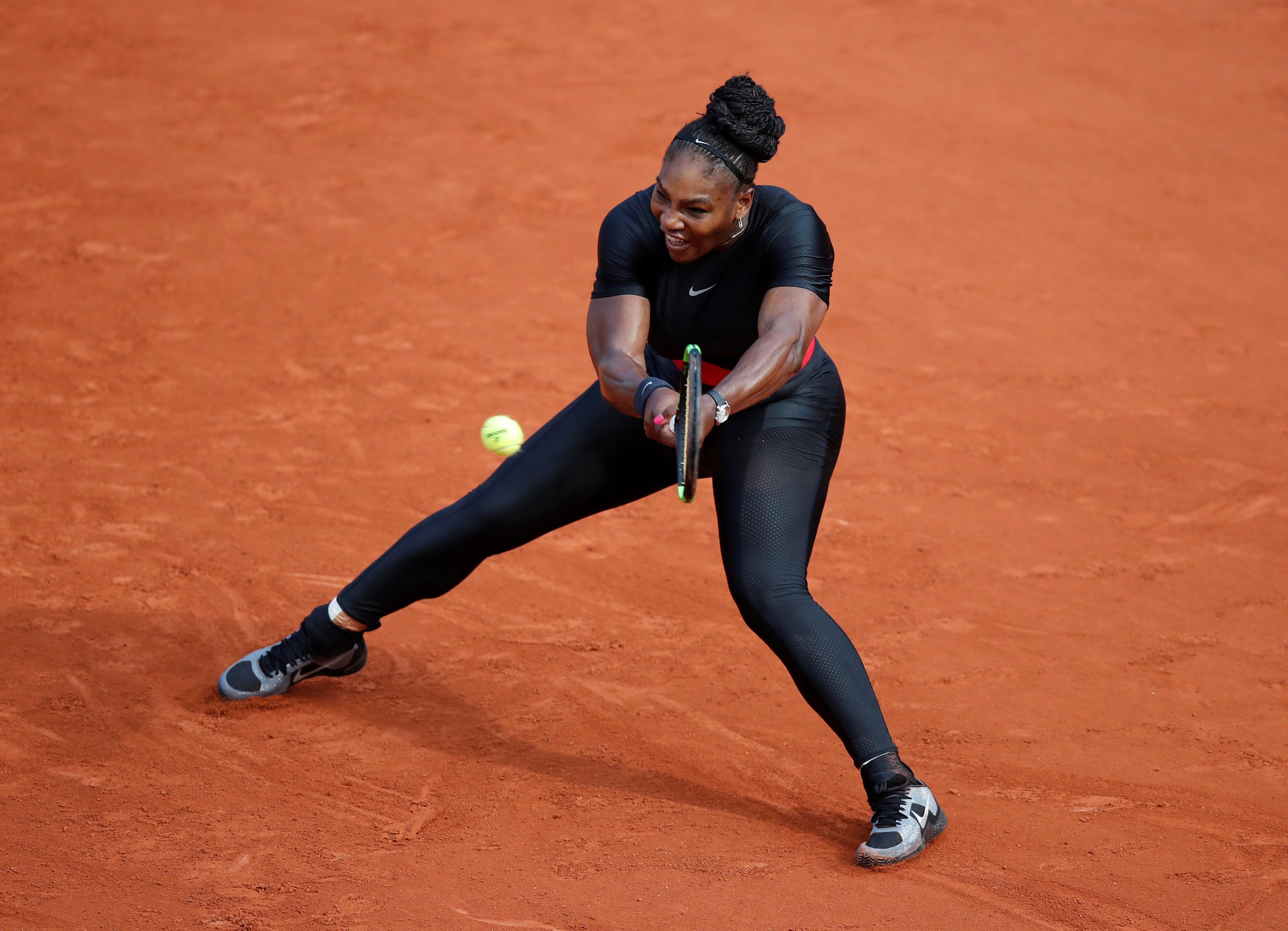 Clip Roland Garros 2018: Sharapova thắng nhọc, Serena h&oacute;a người m&egrave;o - Ảnh 4.