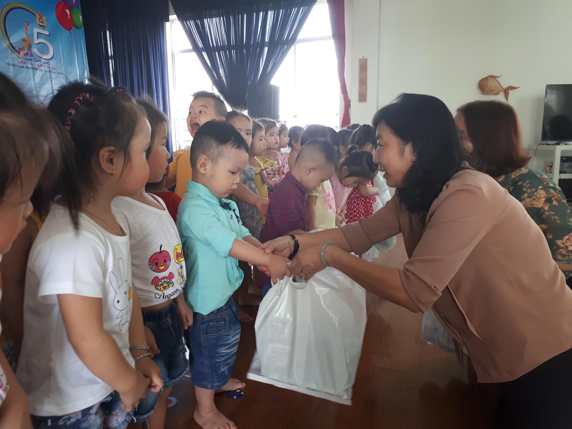 Tặng quà, tổ chức sân chơi cho con công nhân