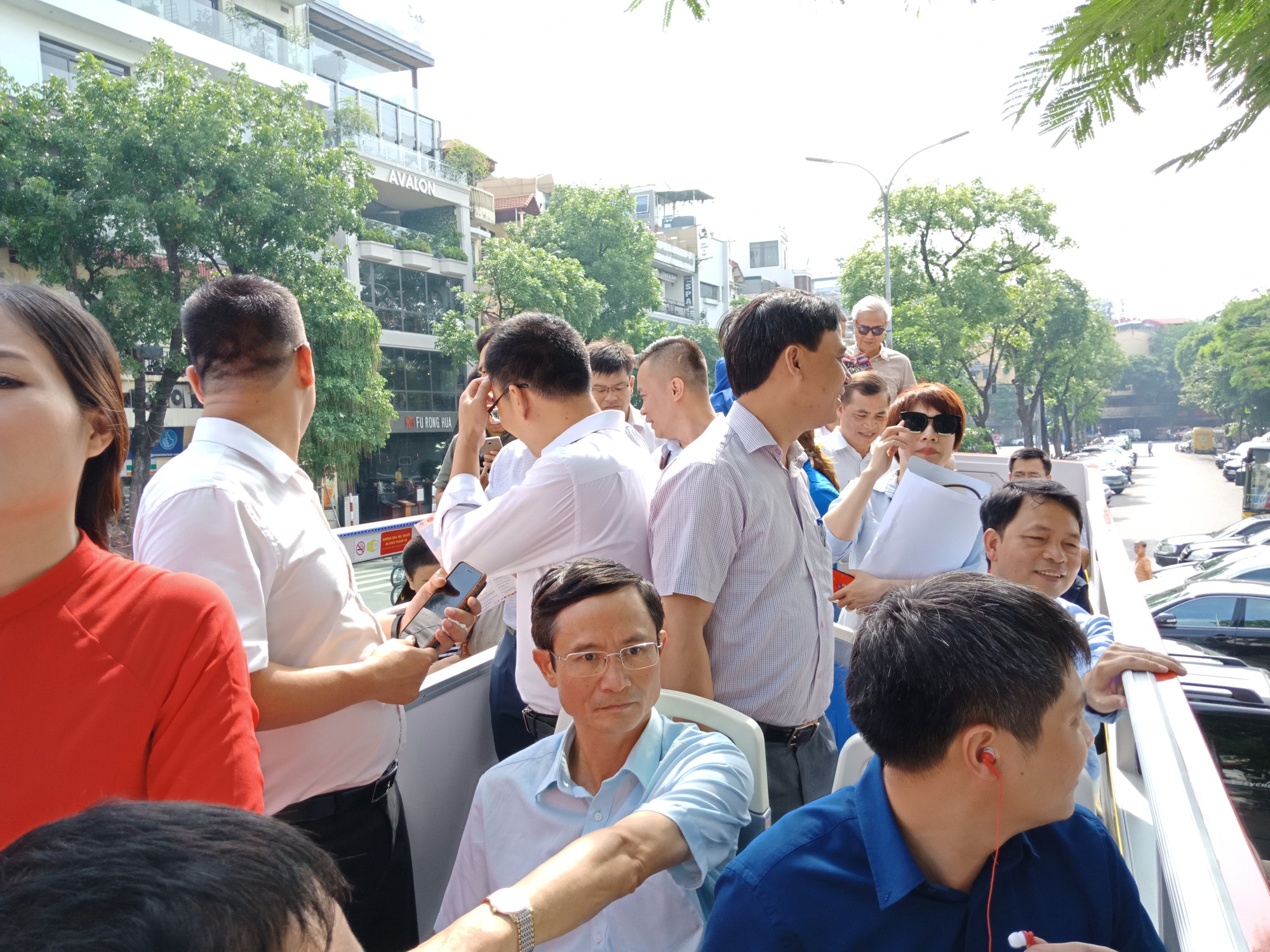 300.000-650.000 đồng để trải nghiệm, ngắm Hà Nội từ trên xe buýt 2 tầng - Ảnh 16.