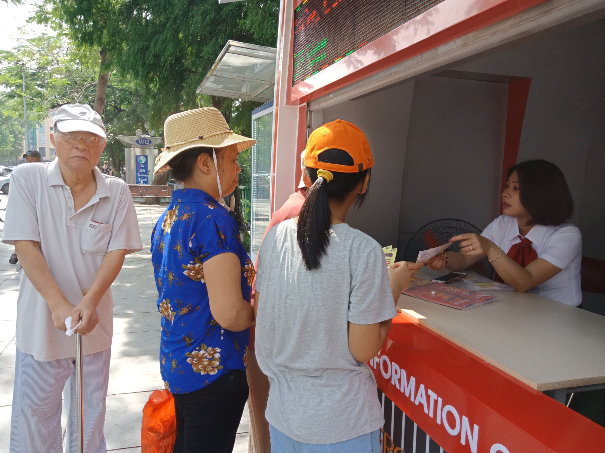 300.000-650.000 đồng để trải nghiệm, ngắm Hà Nội từ trên xe buýt 2 tầng - Ảnh 19.