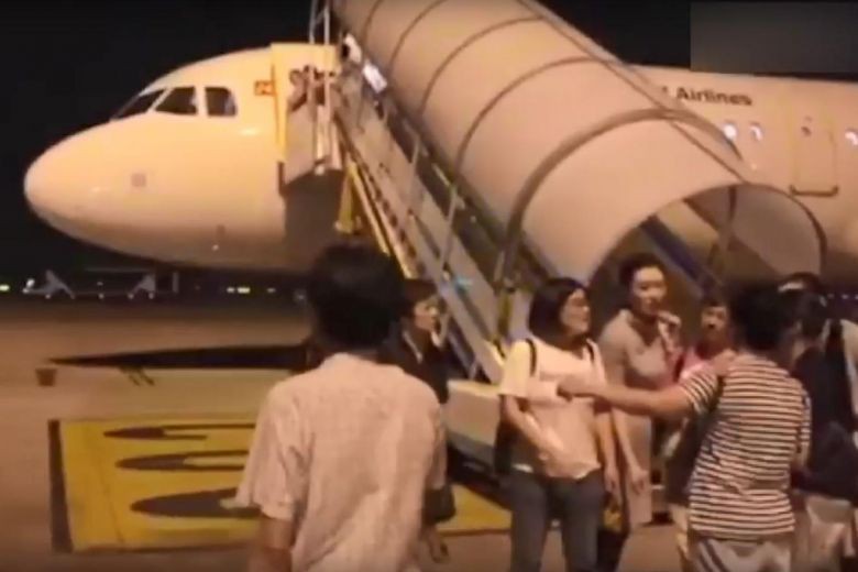 Máy bay từ Trung Quốc đến Việt Nam quay lại vì nghi nứt cửa sổ
