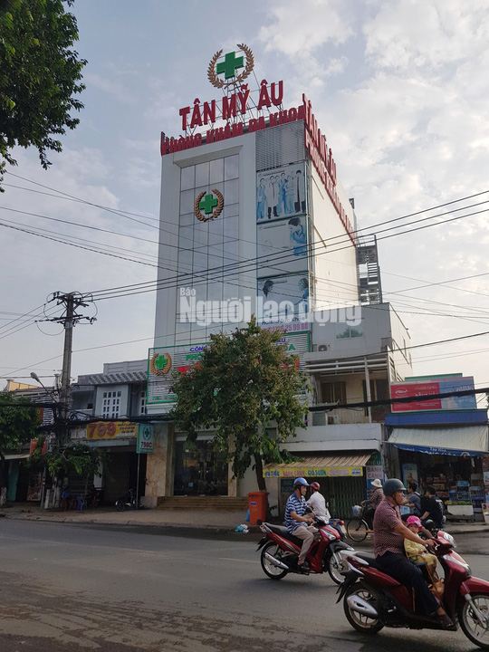 Ph&ograve;ng kh&aacute;m Trung Quốc cho người giả c&ocirc;ng an đe dọa nạn nh&acirc;n - Ảnh 1.