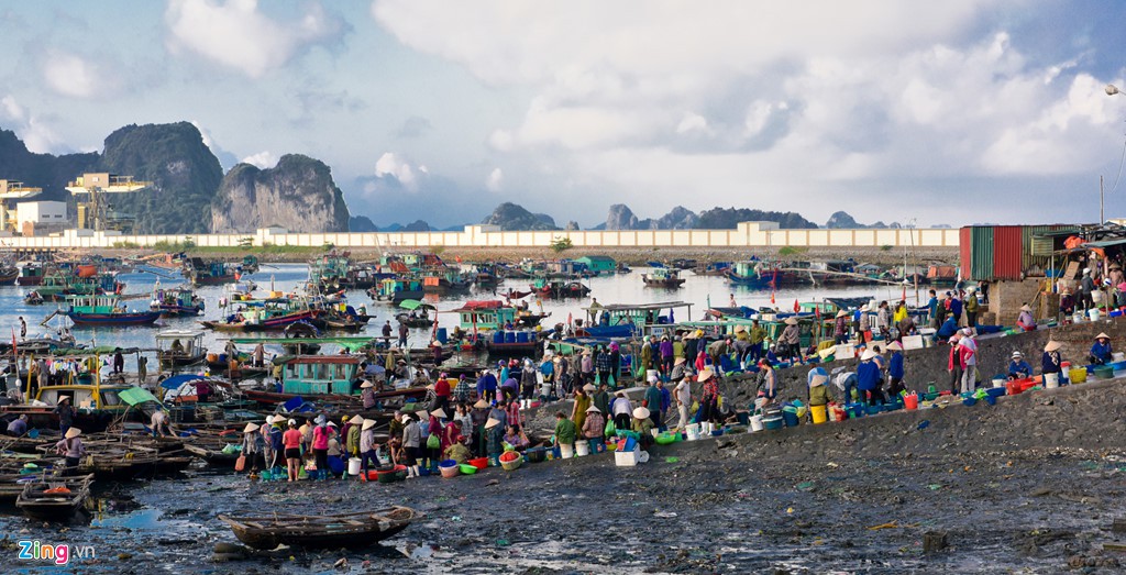 Chợ c&aacute; Bến Do nhộn nhịp l&uacute;c b&igrave;nh minh - Ảnh 1.