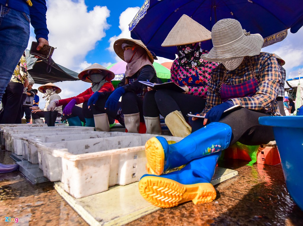 Chợ c&aacute; Bến Do nhộn nhịp l&uacute;c b&igrave;nh minh - Ảnh 12.