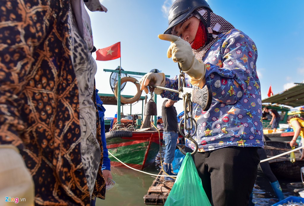 Chợ c&aacute; Bến Do nhộn nhịp l&uacute;c b&igrave;nh minh - Ảnh 8.
