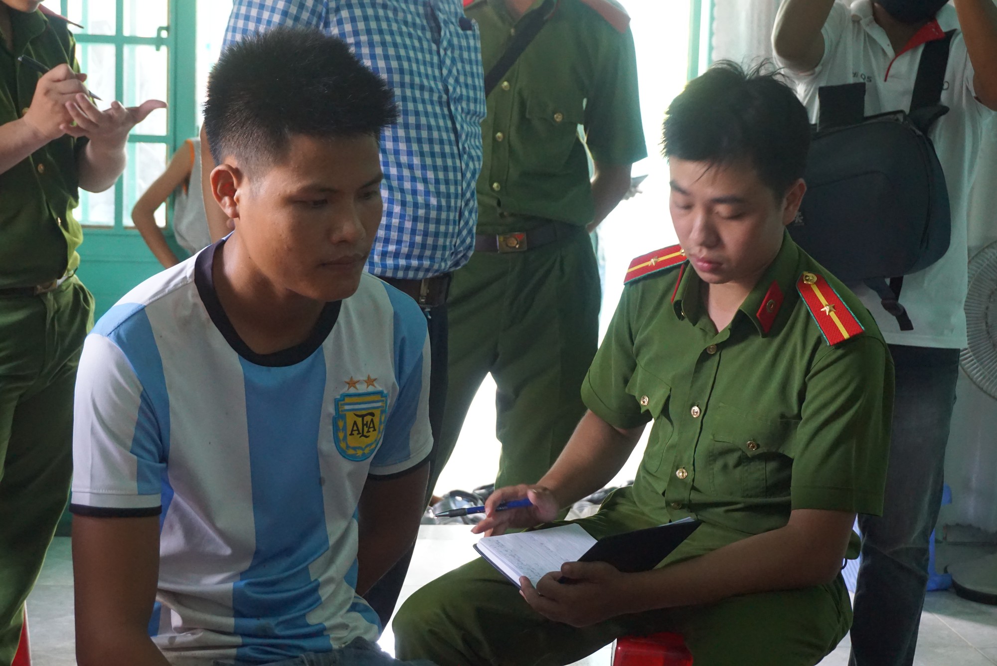 Bắt quả tang t&agrave;i xế đổ h&agrave;ng ng&agrave;n kg nhớt thải tr&aacute;i ph&eacute;p ra m&ocirc;i trường - Ảnh 4.