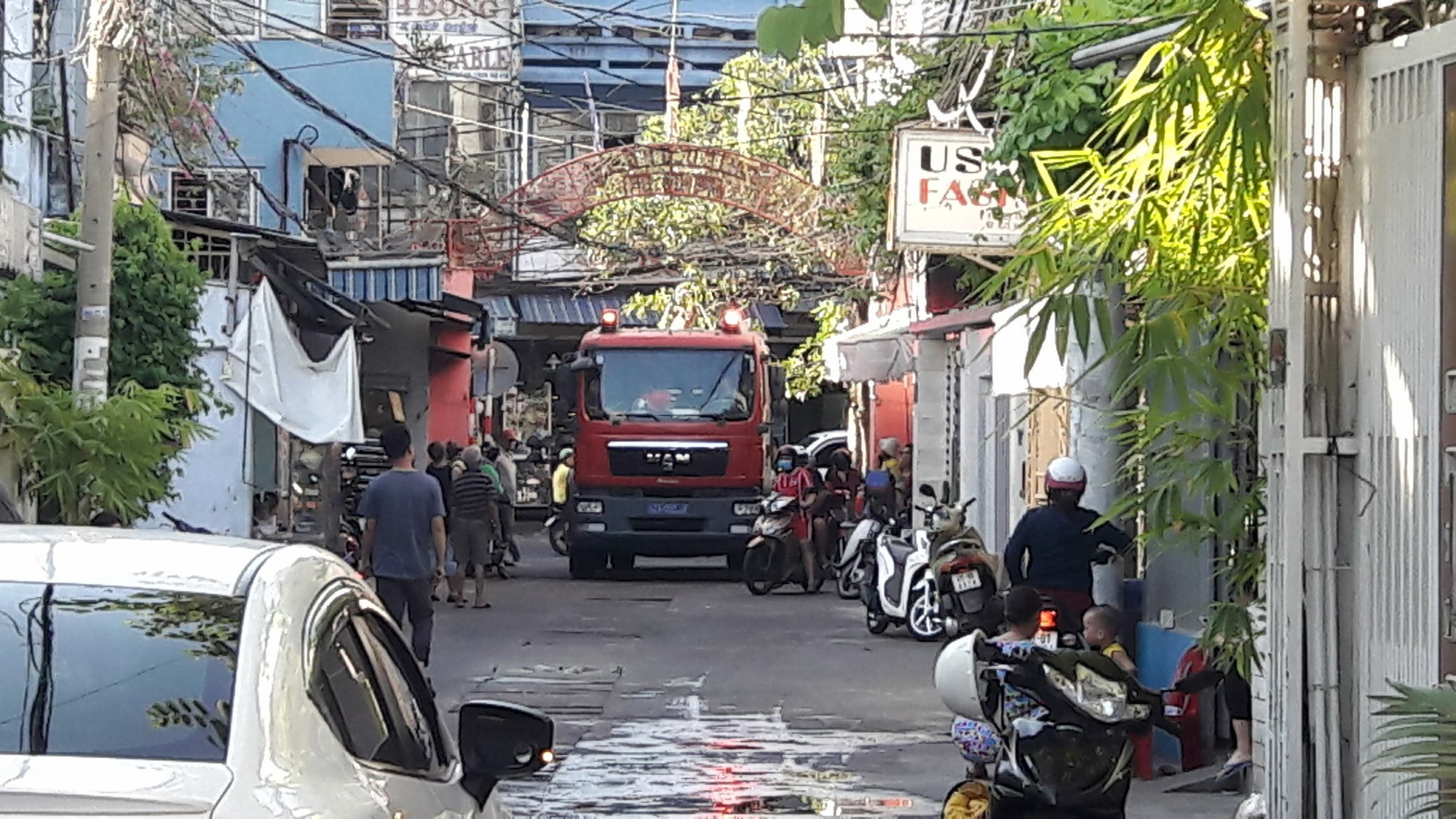 Kho hàng trong chùa bốc cháy dữ dội, người dân phát hoảng - Ảnh 1.